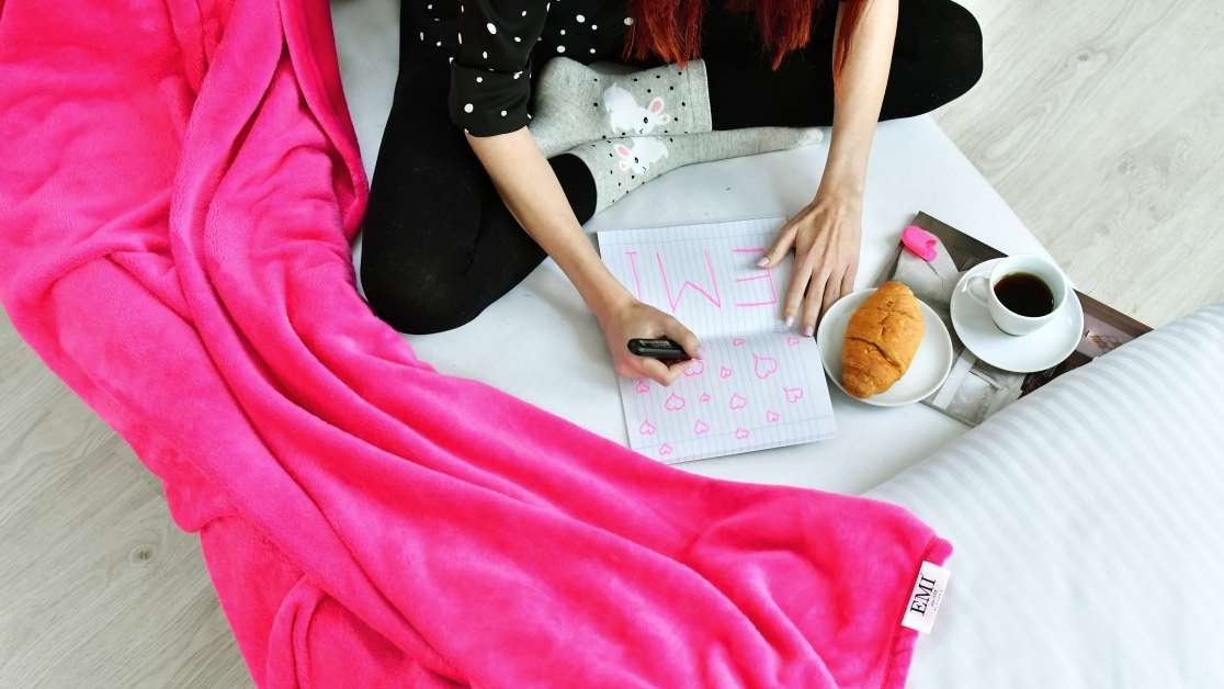 EMI_magenta_szinu_mikroszalas_takaro