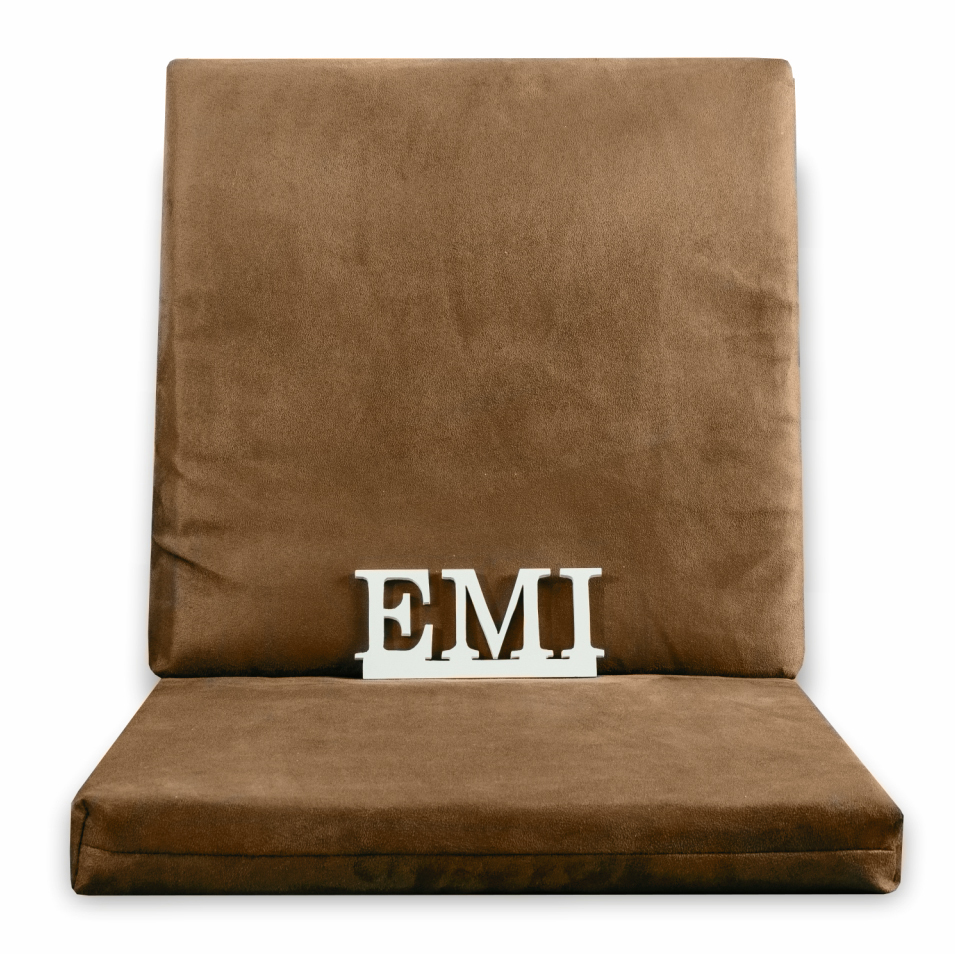 hneda_poduska_na_stolicku_emi